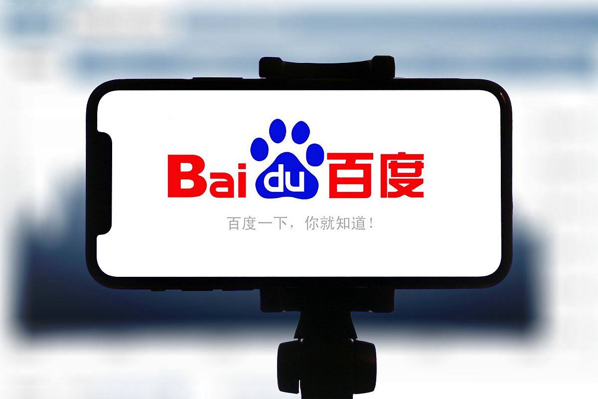 一把抱住要摔倒的粉丝